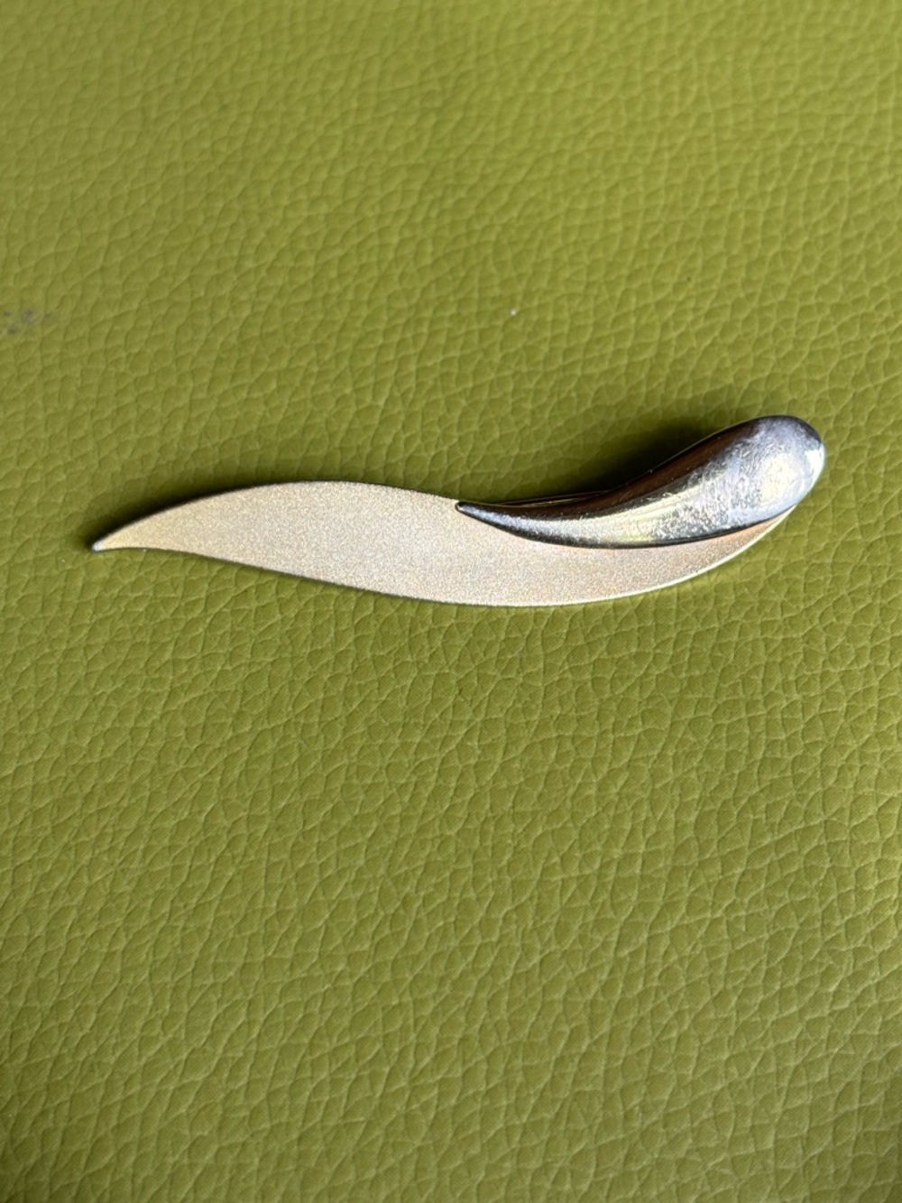1980s Sarah Coventry gold tone long curved brooch